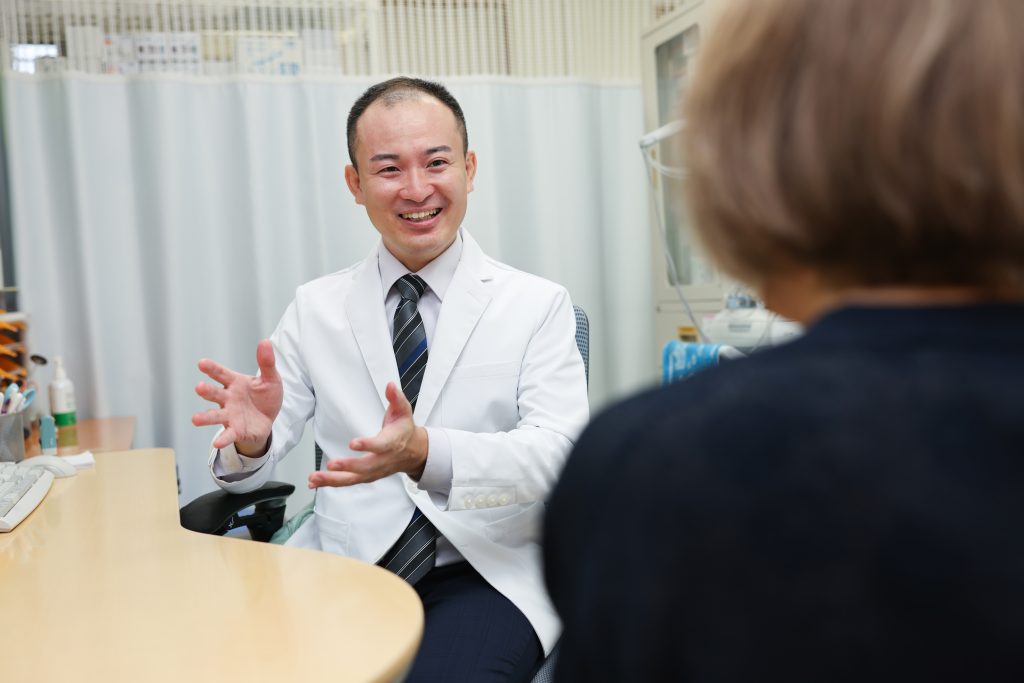 藤原浩平医師診察中